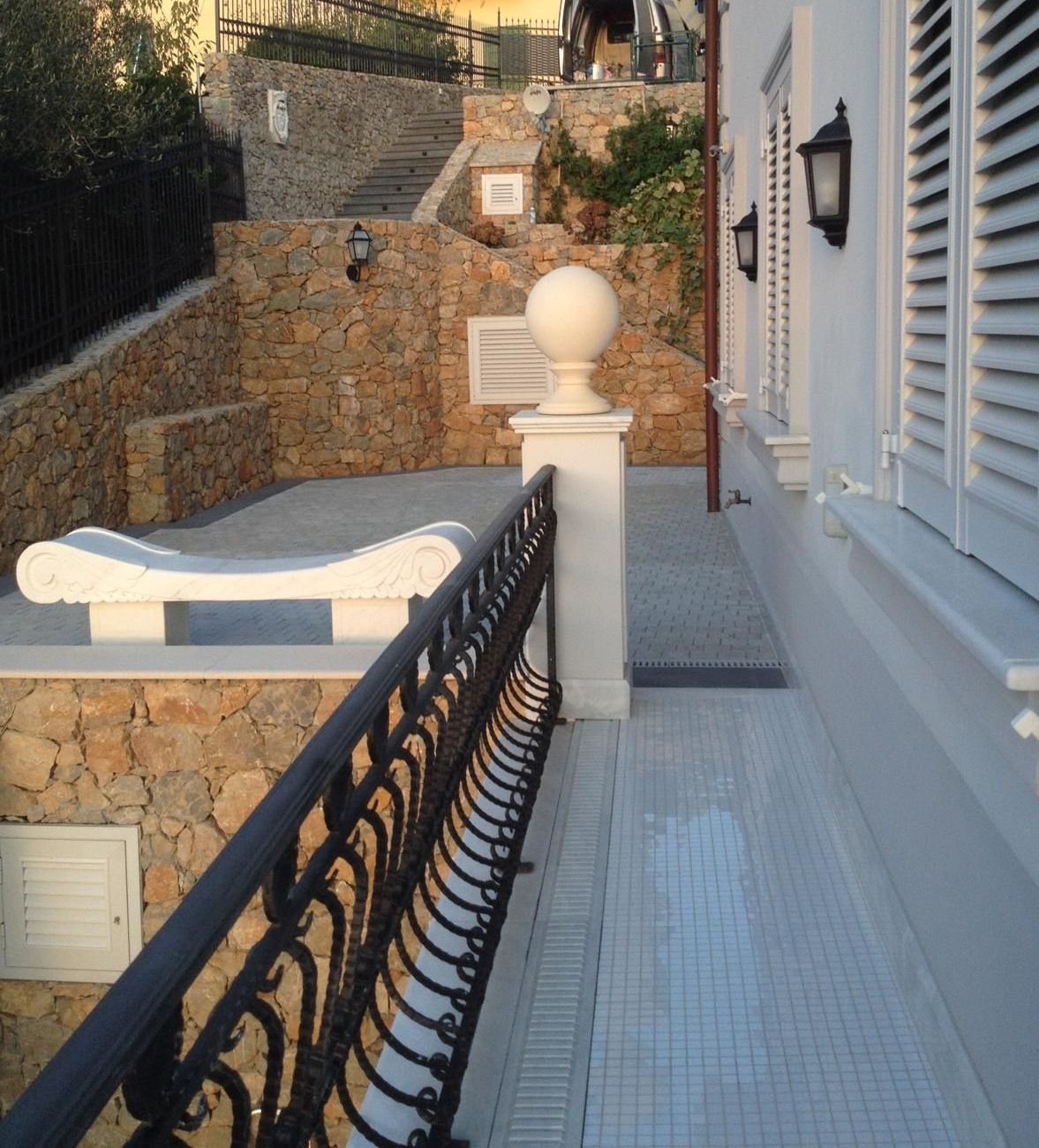 Un'auto nera con una targa che dice eb 821xh