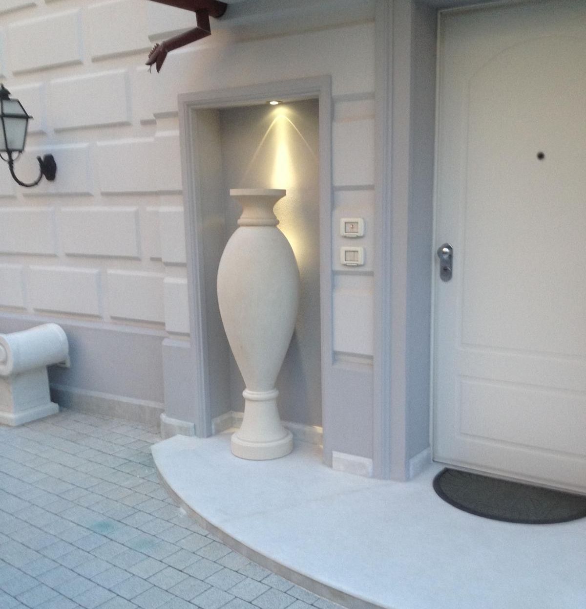 Un'auto nera con una targa che dice eb 821xh