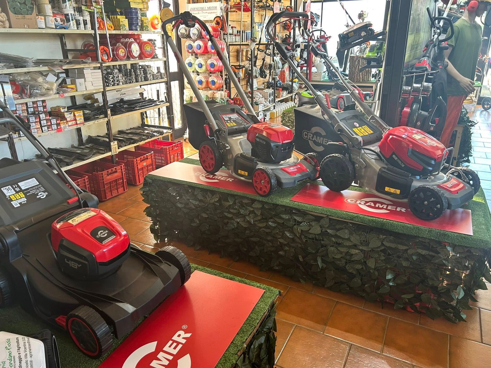 Robot tagliaerba e attrezzature per la cura del prato