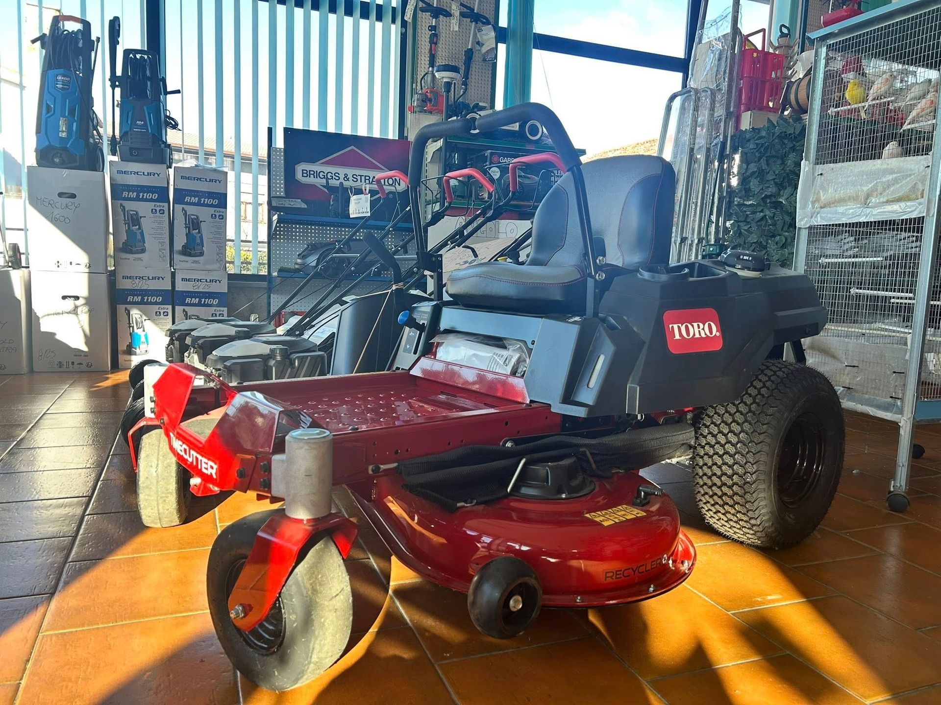 Robot tagliaerba e attrezzature per la cura del prato