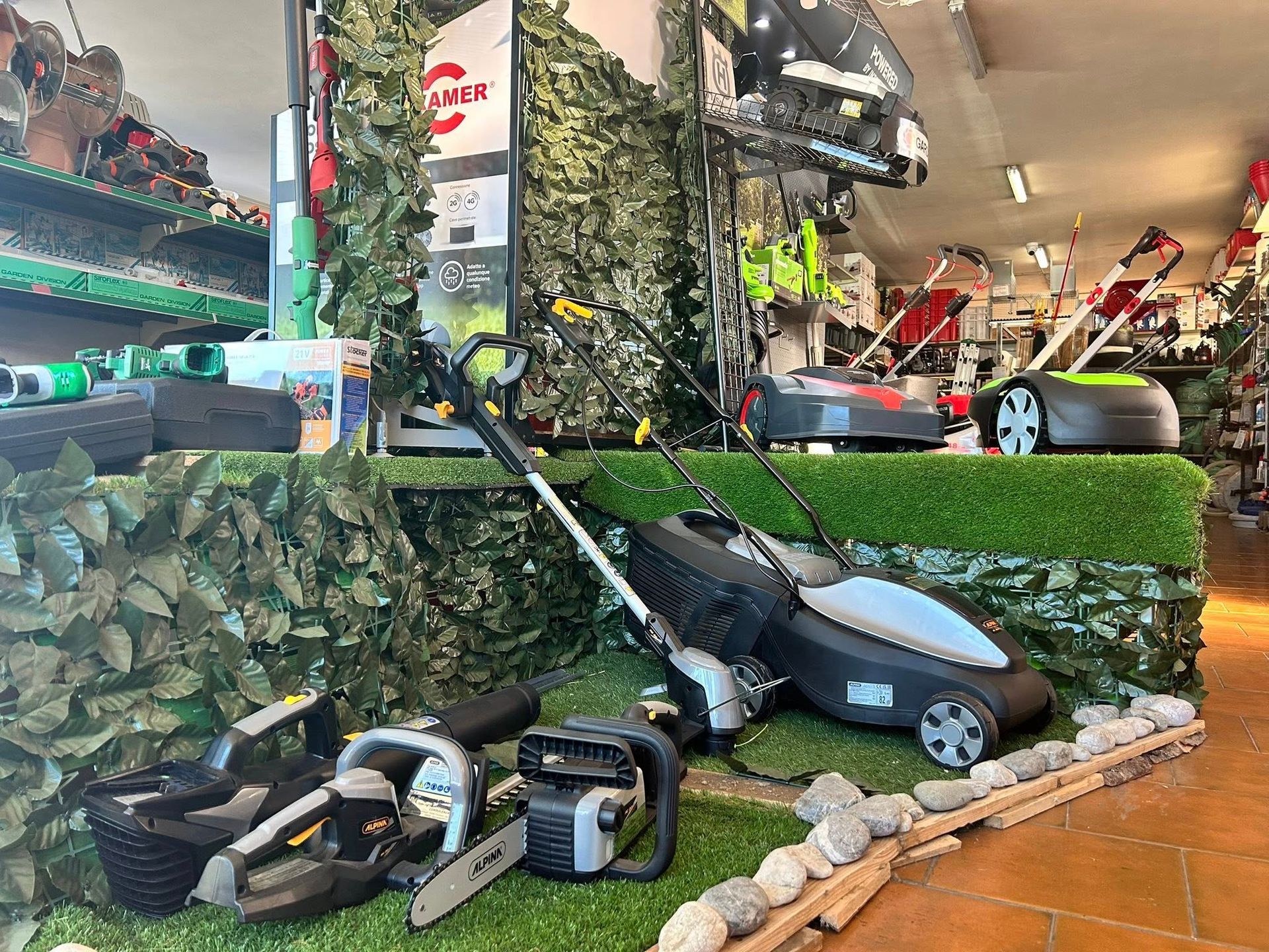 Interno del negozio L'Agraria Riosa con scaffali pieni di prodotti per giardinaggio e agricoltura