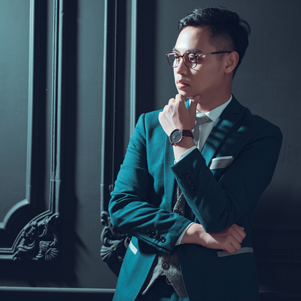 一位穿西裝、打領帶並戴著手錶的男性