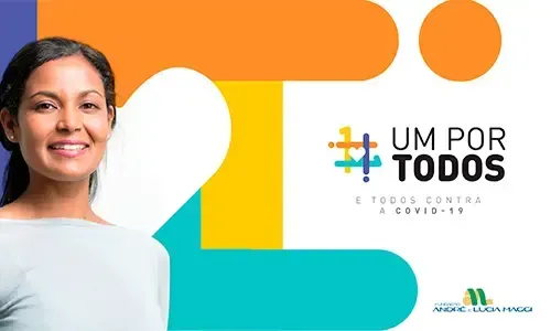 Uma mulher está sorrindo na frente de um fundo colorido.
