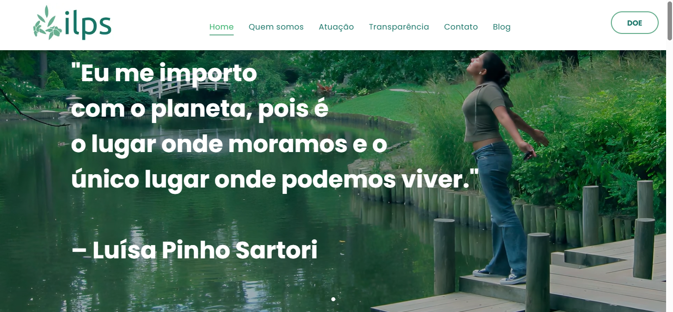 No print do site do Instituto ILPS, tem como banner uma mulher parada em um cais próximo a um corpo d'água.