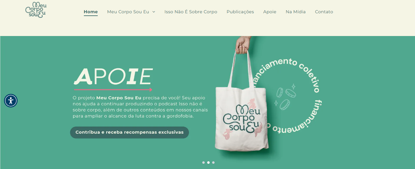 Print do site do Meu Corpo sou EU, que aparece o menu do site e o banner de uma pessoa está segurando uma sacola branca sobre um fundo verde.