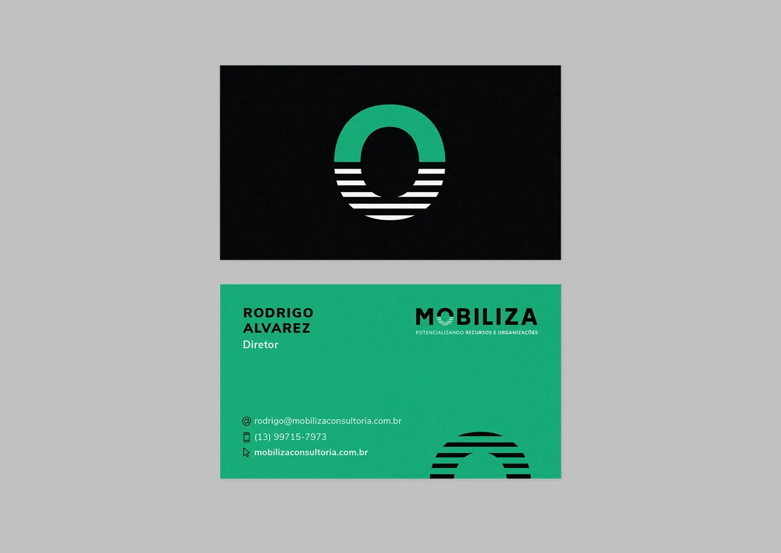 Um cartão de visita verde e preto com a palavra mobiliza nele