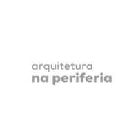 Logotipo de uma empresa chamada arquitetura na periferia em fundo branco.