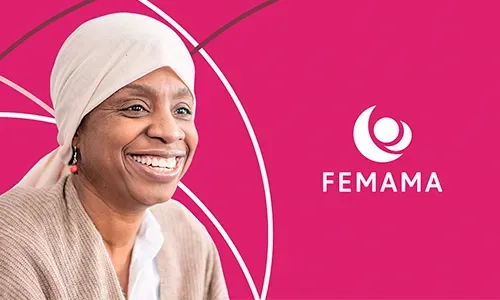 Uma mulher usando um lenço na cabeça está sorrindo na frente de um logotipo feminino.