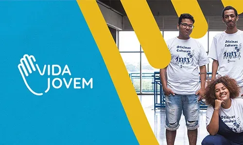 Um grupo de pessoas próximas umas das outras em frente a uma placa que diz vida jovem.