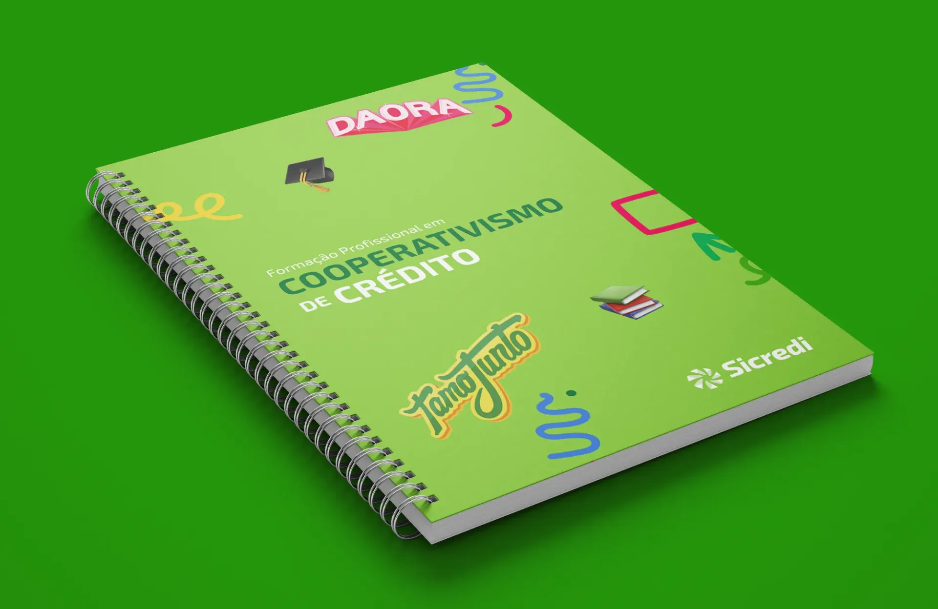Um caderno espiral verde está sobre uma superfície verde.