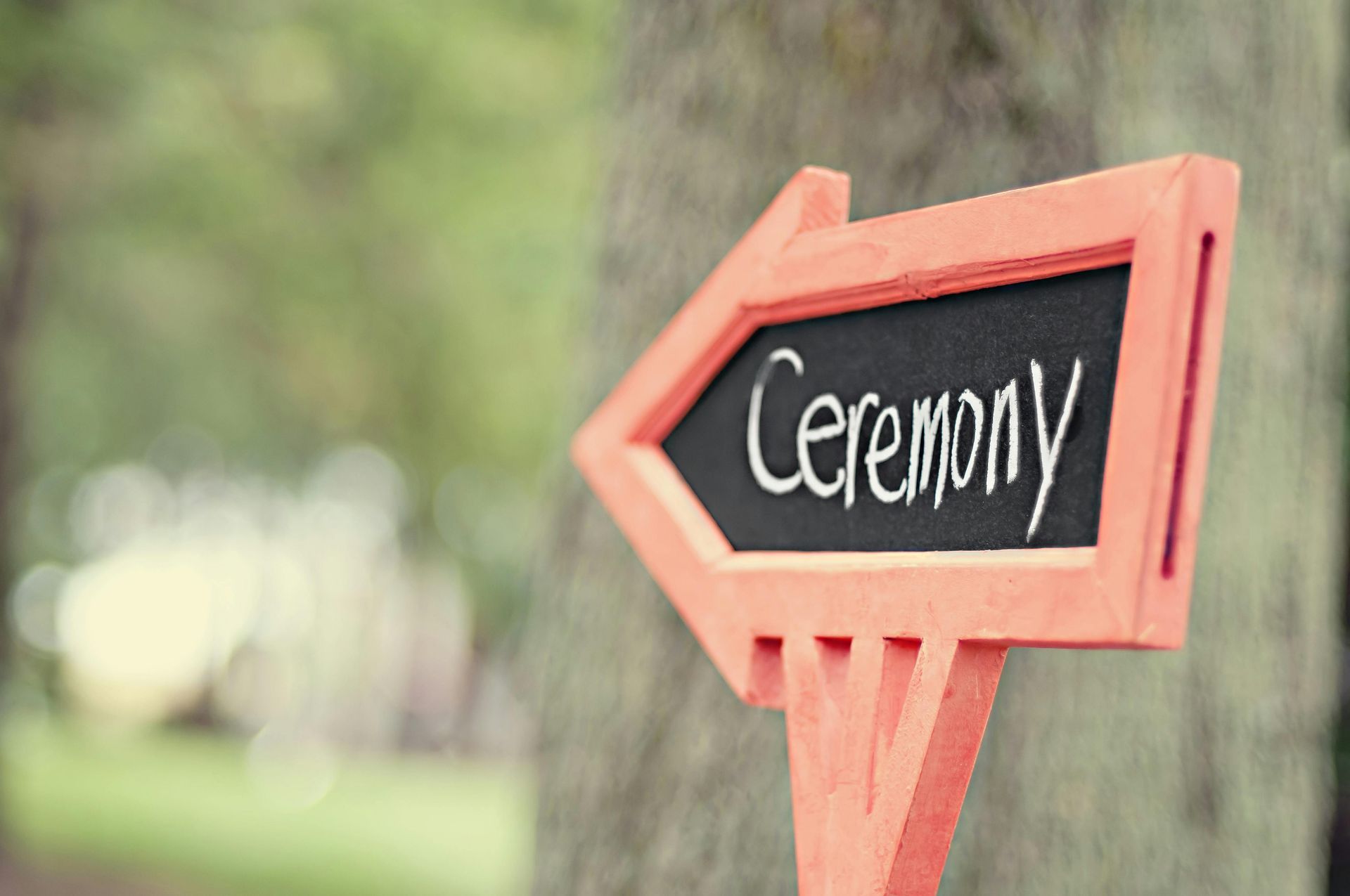 A sign that says ceremony is pointing to the right.