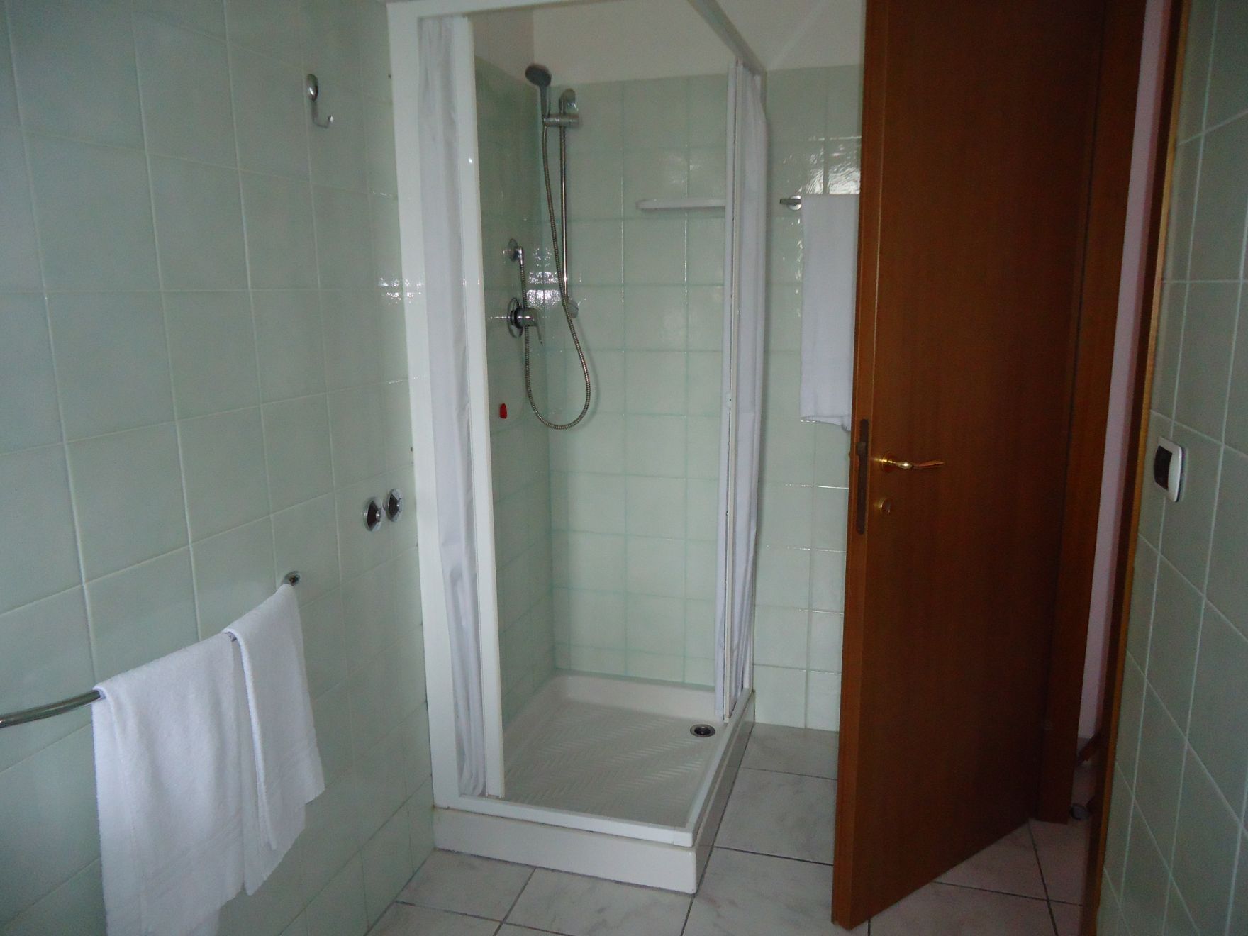 Bagno con ampia doccia