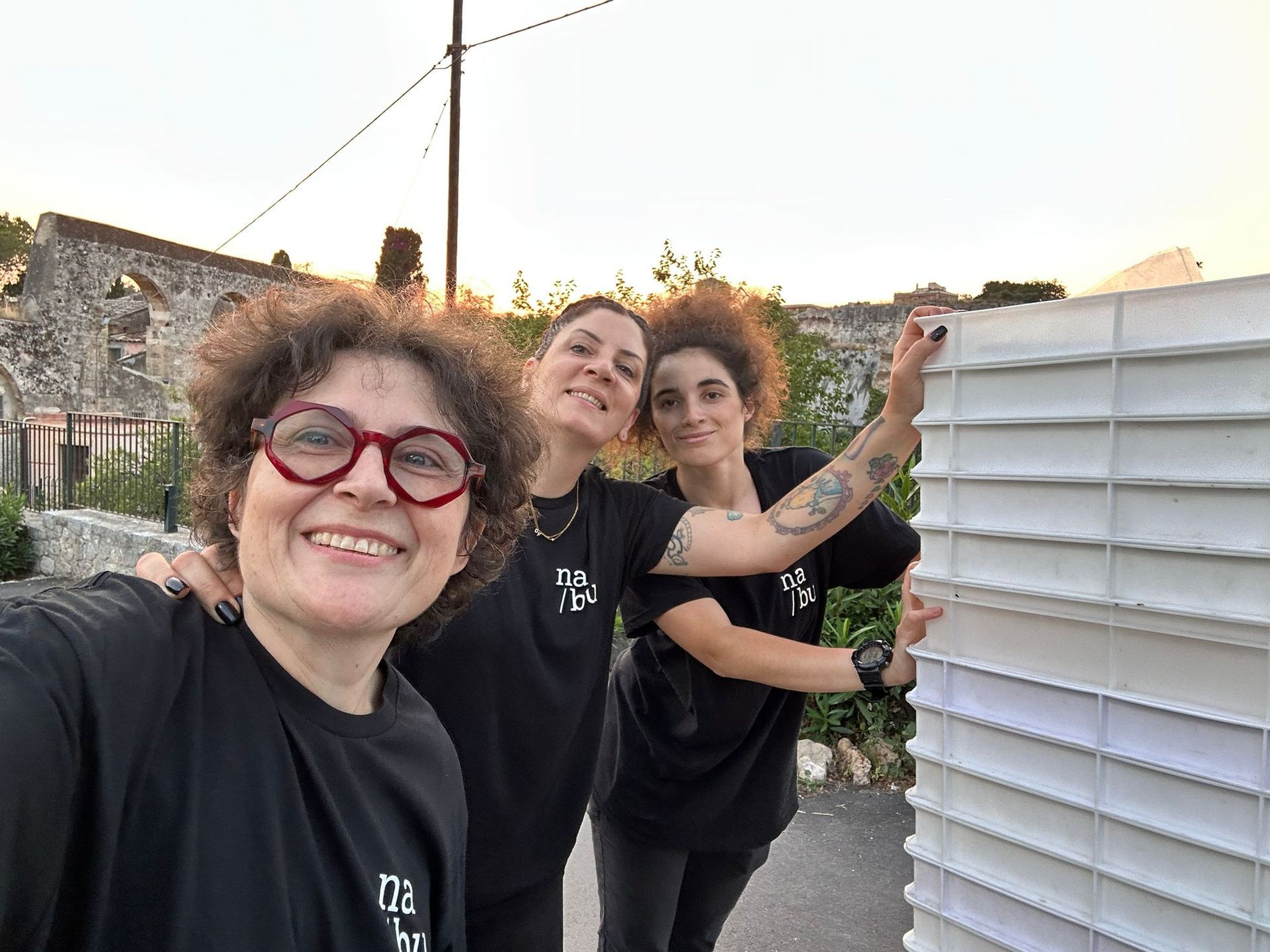 Macedonia di frutta rotonda con fette di pera, mango e puntini di salsa su un piatto.