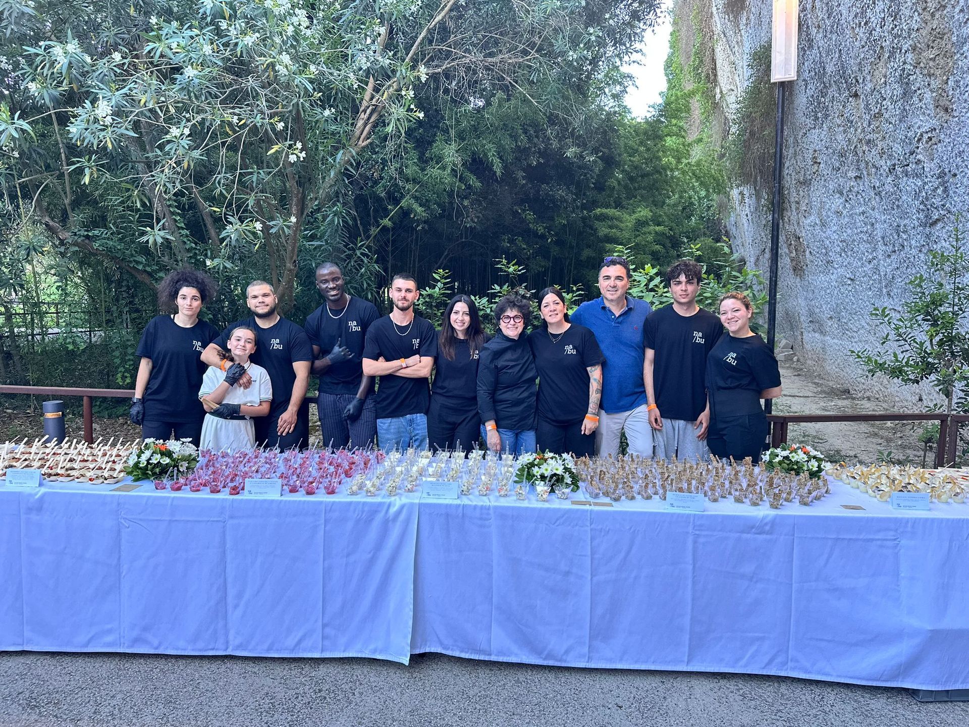 Piatto di insalata con pesce e frutta colorata.