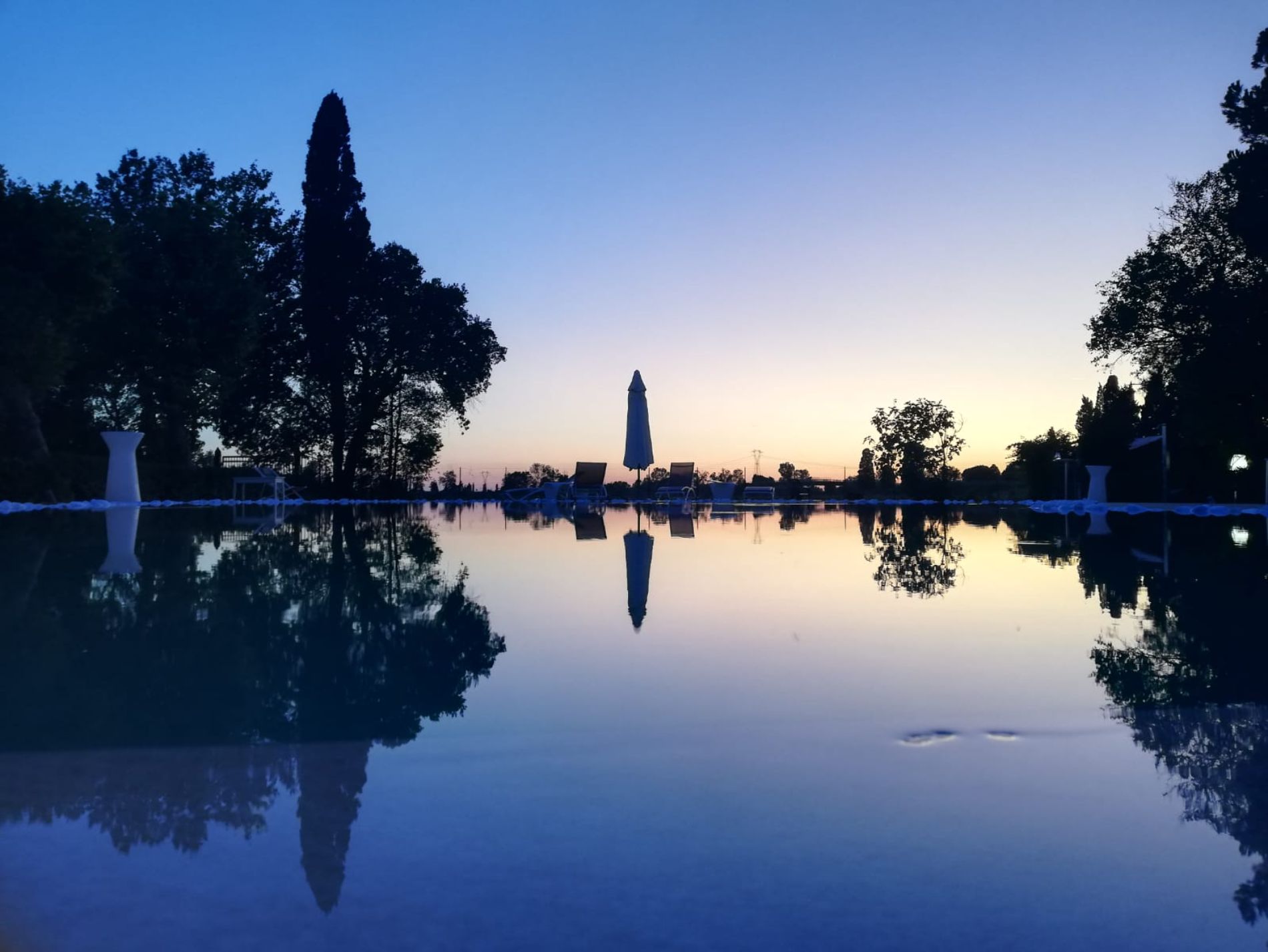 piscina circondata dal parco