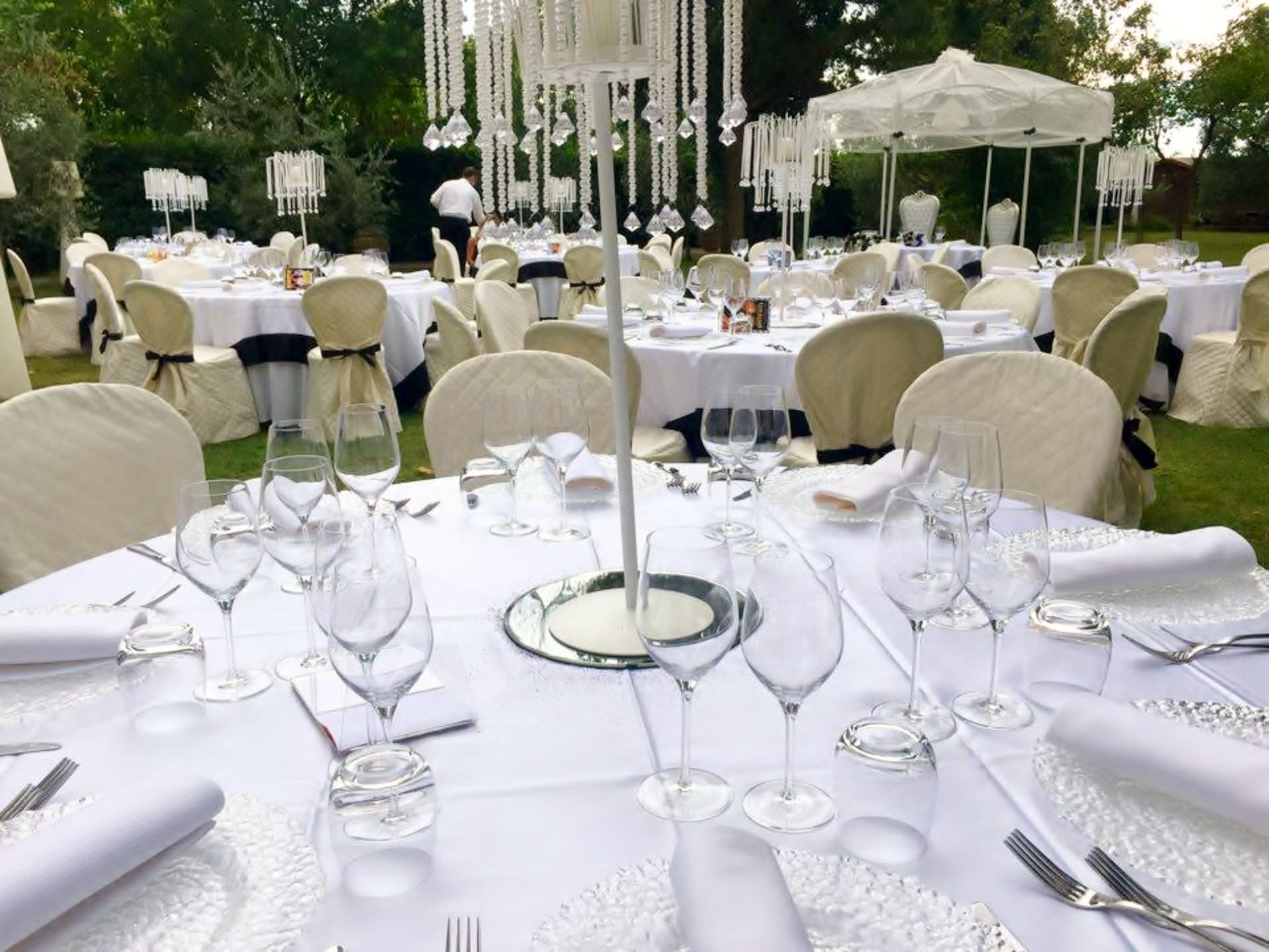 tavolo con calici per brindisi