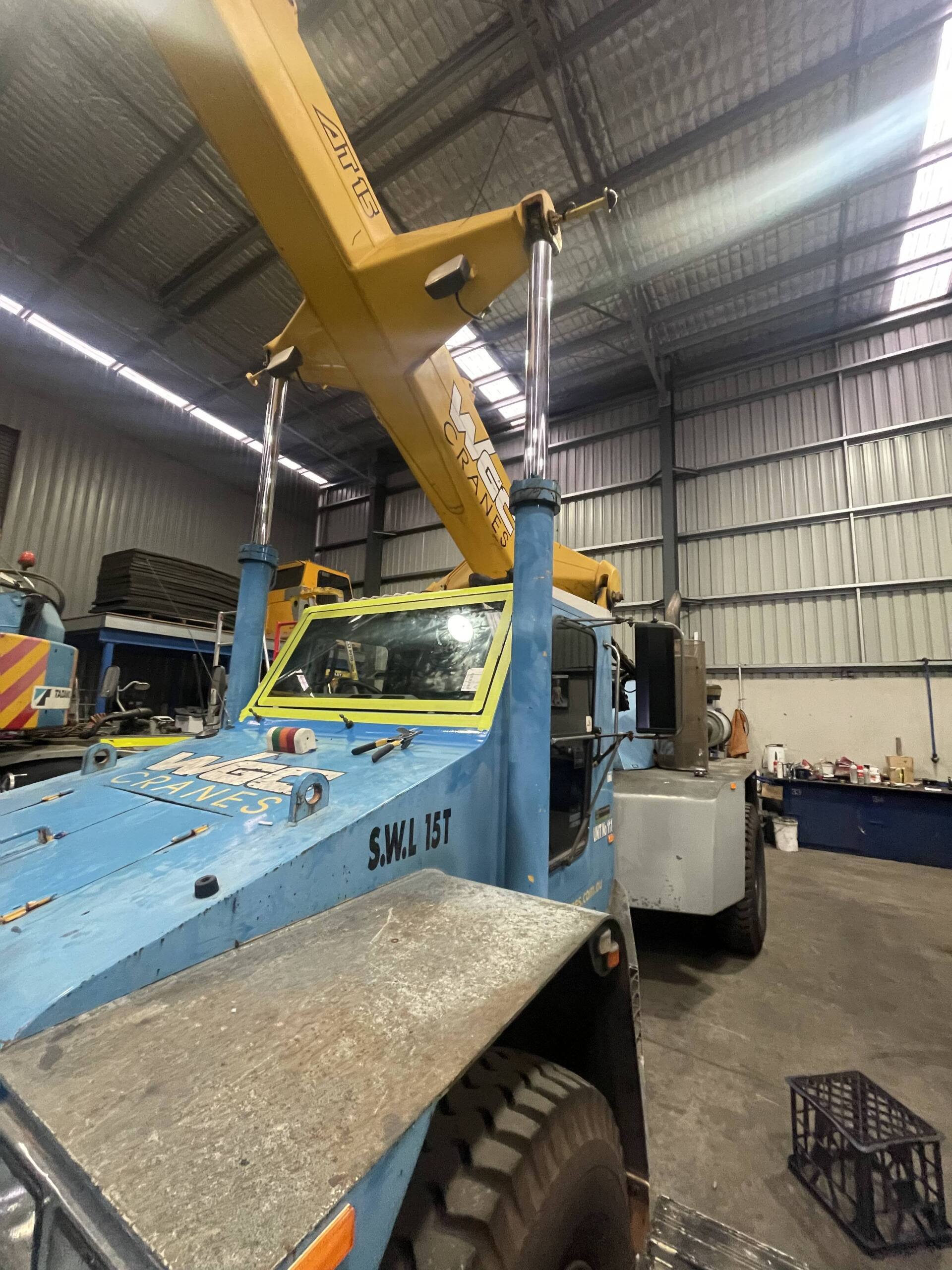 heavy machinery windscreen replacement