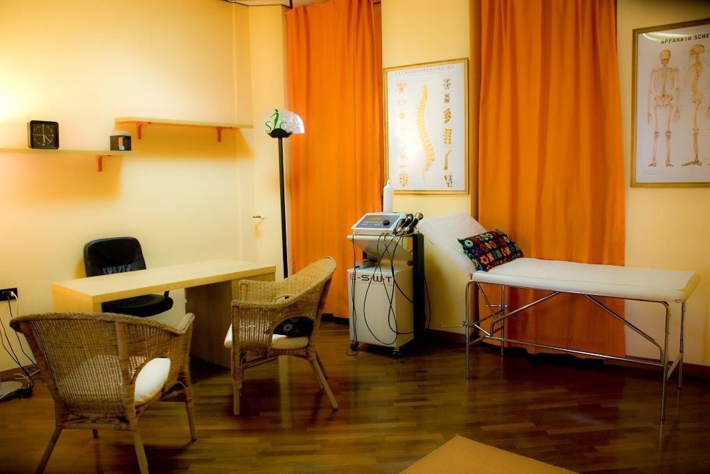 Una stanza con un tavolo e delle sedie