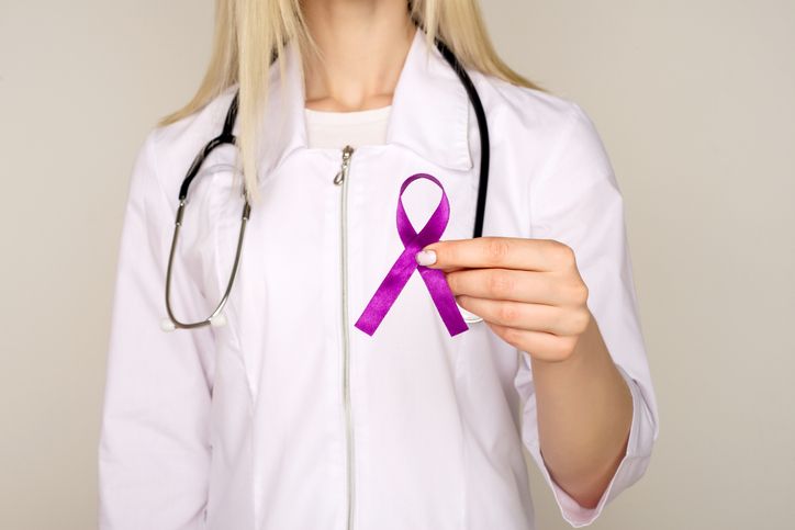 Una dottoressa tiene in mano un nastro viola.