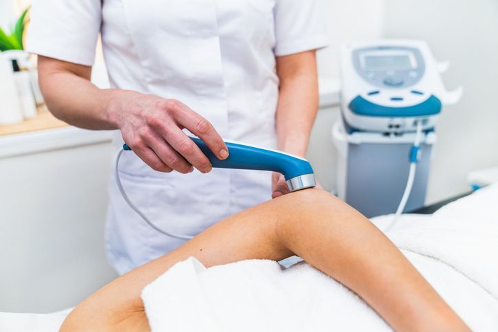 Una donna si sta sottoponendo a un trattamento con ultrasuoni al ginocchio.