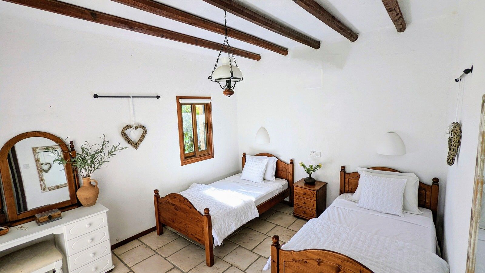 Twin bedroom ensuite