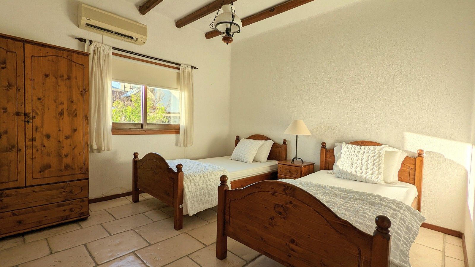 Twin bedroom ensuite 2