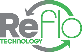 Hightech-Recycling
La pionieristica tecnologia Reflo
Nel processo Reflo che abbiamo sviluppato, il materiale riciclato di altissima qualità viene trasformato in nuova plastica di prima qualità. Il materiale Structofoam che ne deriva offre una lunga durata ed è molto robusto. Una tonnellata di materia prima riciclata consente di risparmiare fino a 3,2 tonnellate di CO2 rispetto alla produzione di nuovi materiali.
