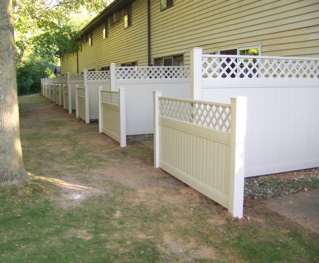 A row of white fences in front of a building