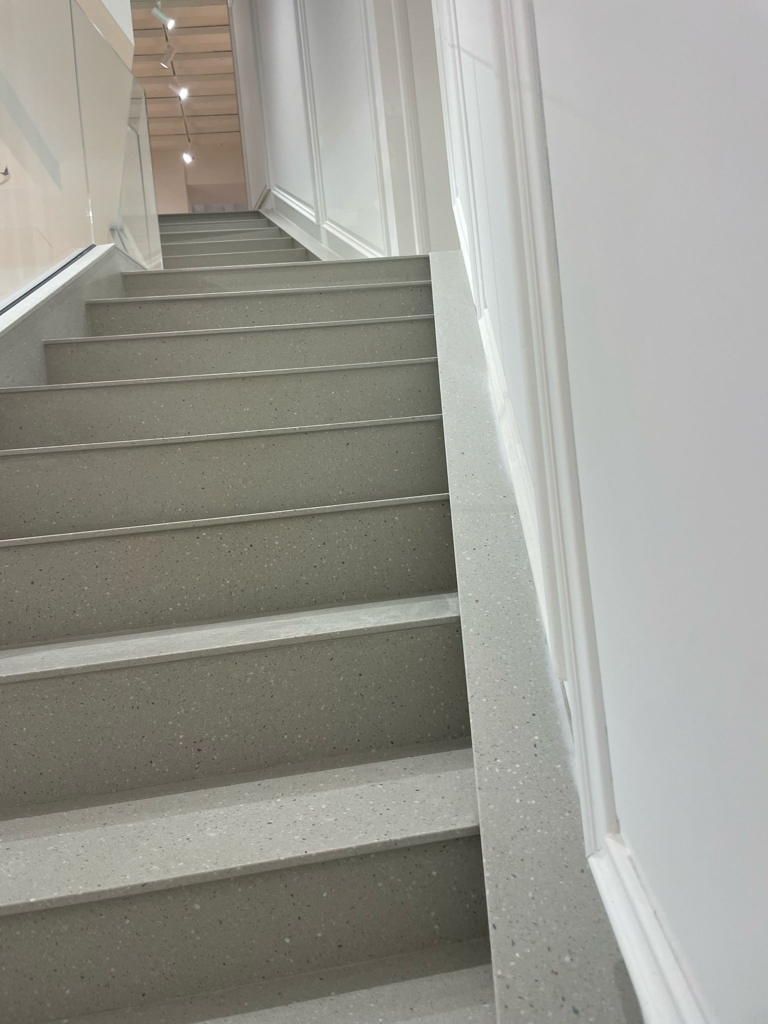 Una serie di scale che portano a un muro bianco