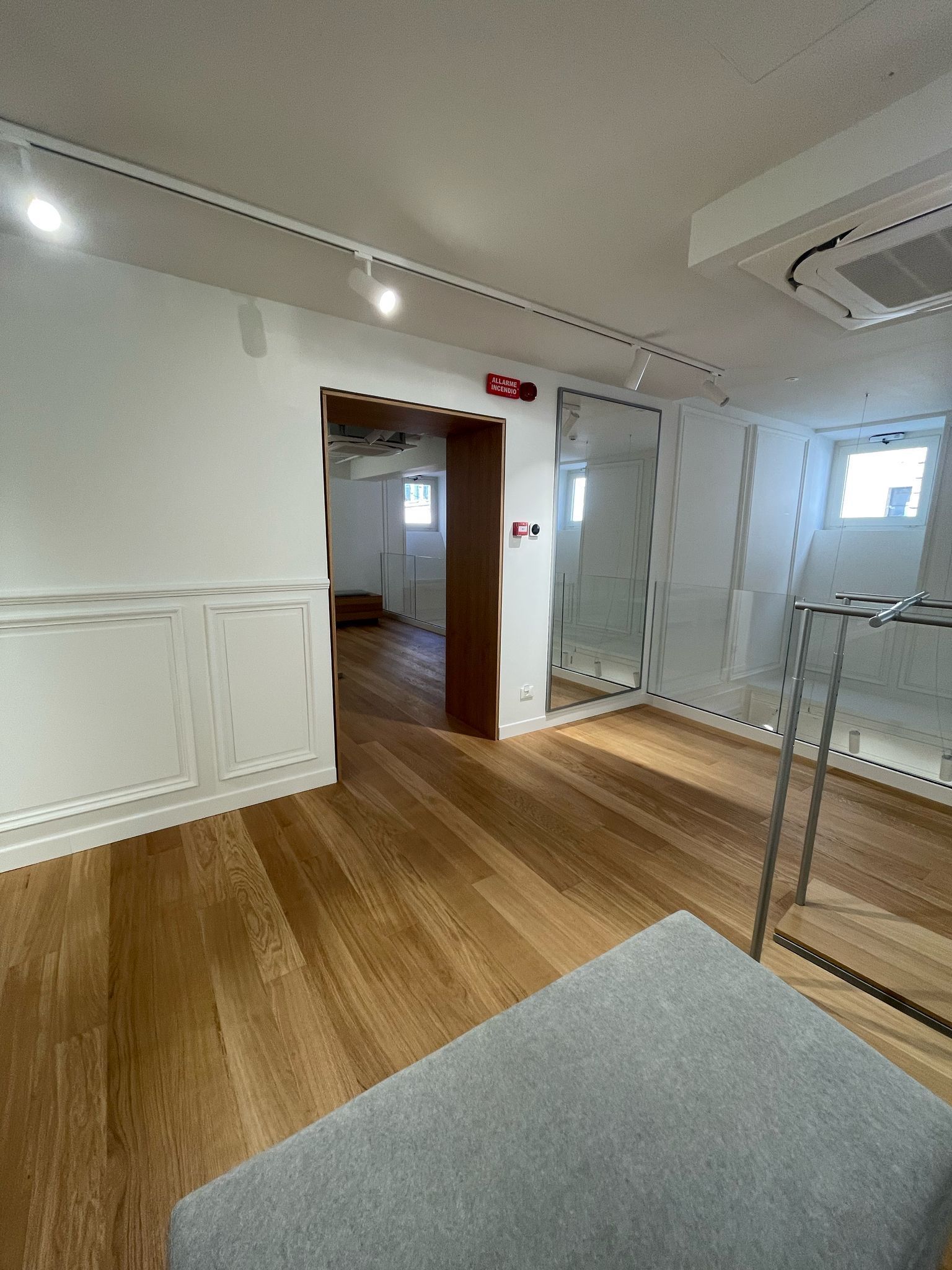 C'è un divano in mezzo alla stanza.