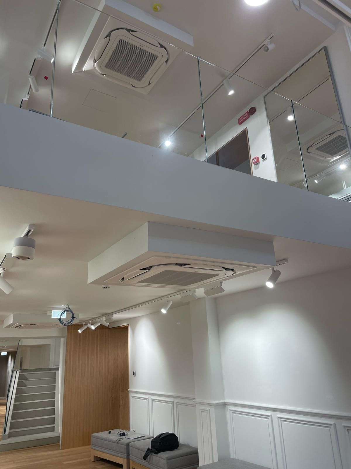 Una stanza con balcone e ventilatore a soffitto.