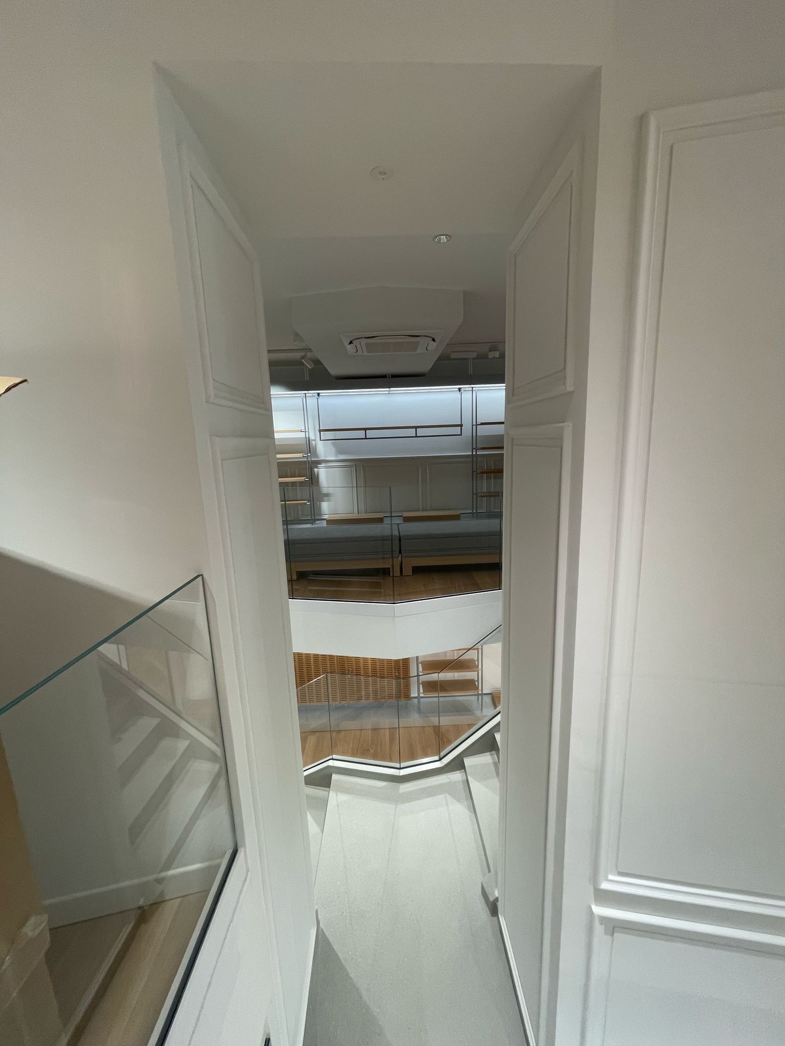 Un corridoio con scale che portano al secondo piano di un edificio.