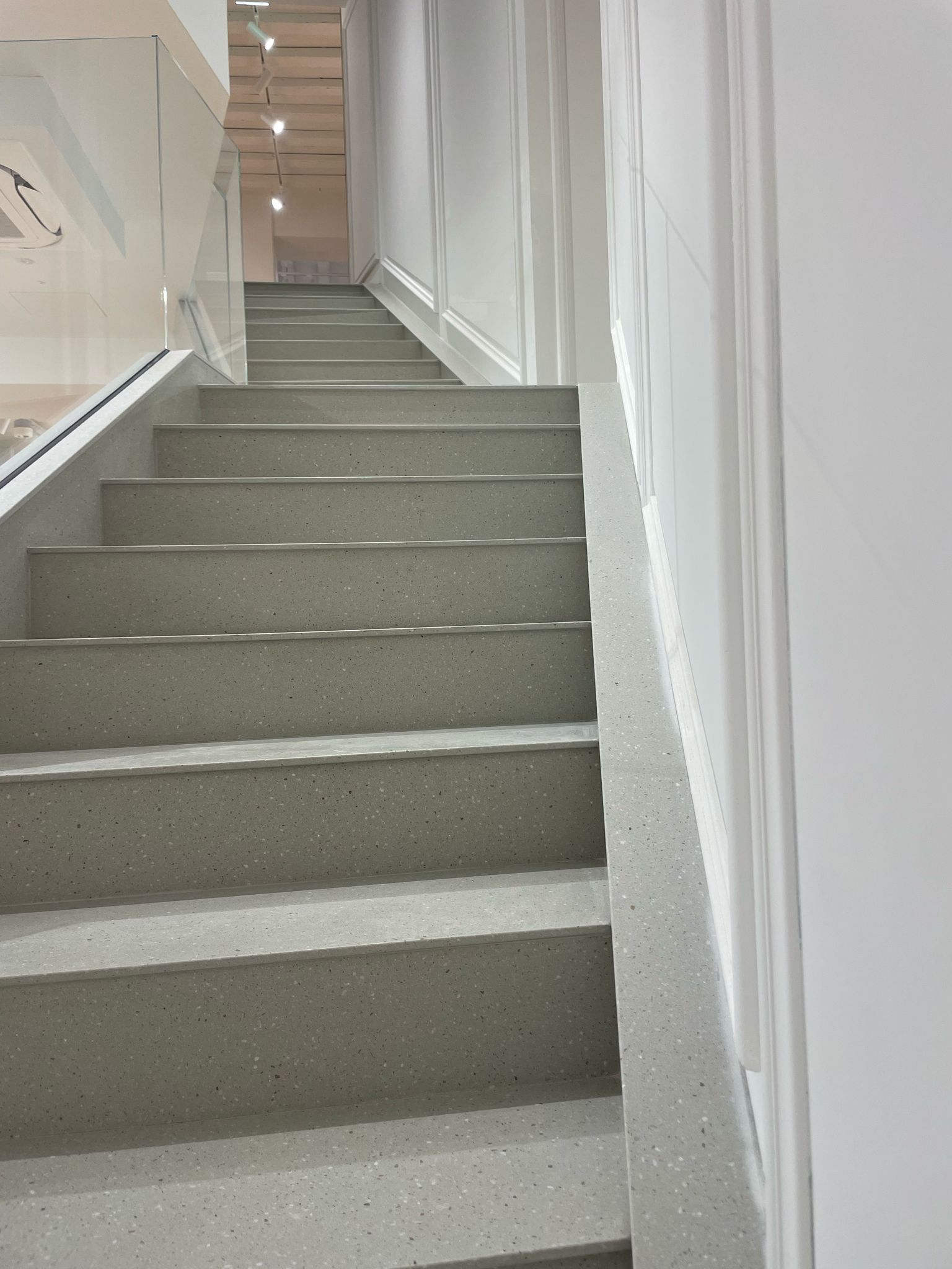 Una serie di scale che portano a un muro bianco