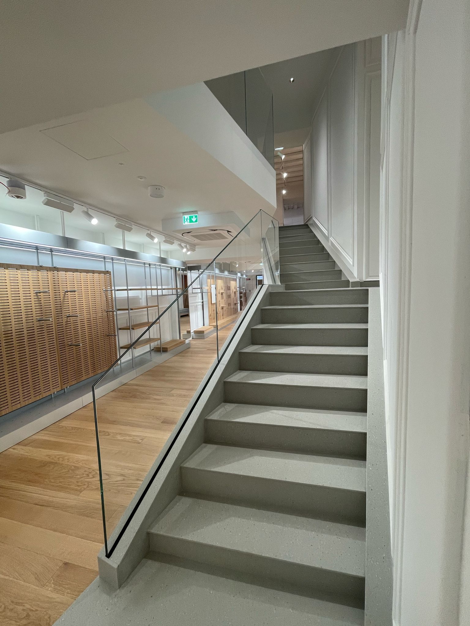 Una serie di scale che portano al secondo piano di un edificio.