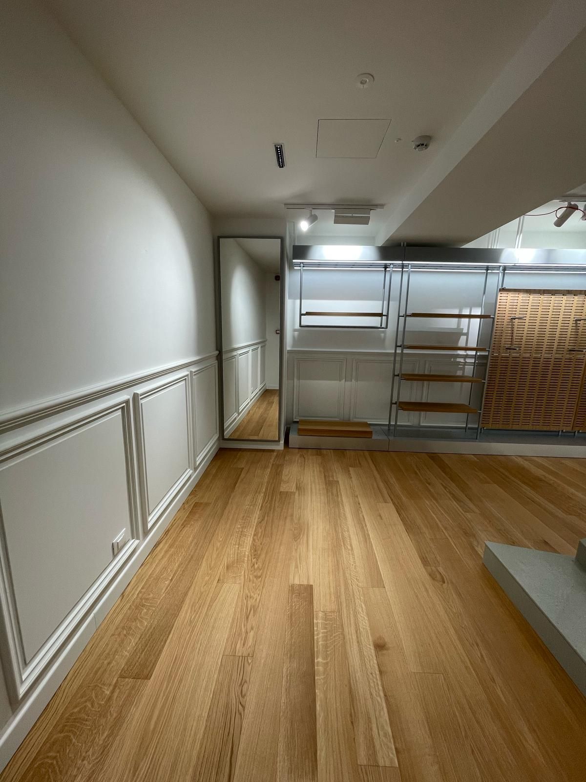 C'è un grande specchio al centro della stanza.