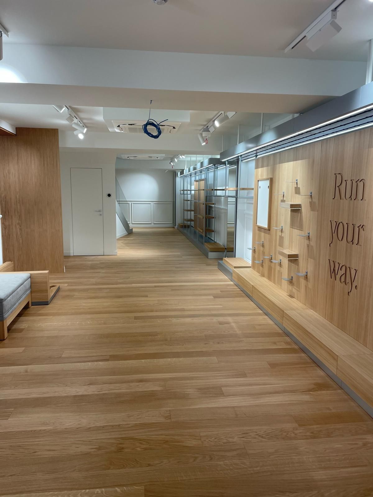 C'è un pavimento in legno al centro della stanza.