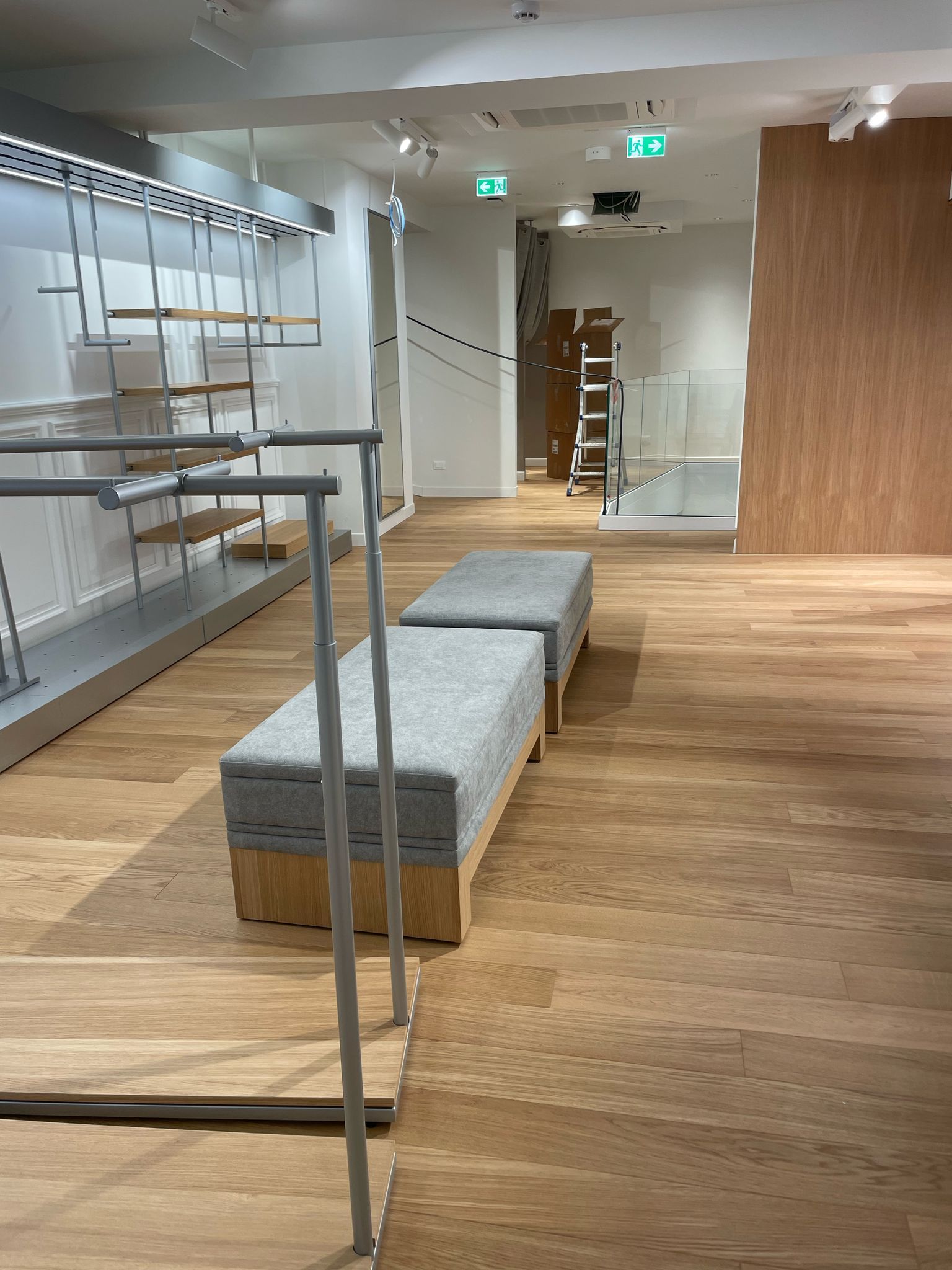 Ci sono due panche in mezzo alla stanza.