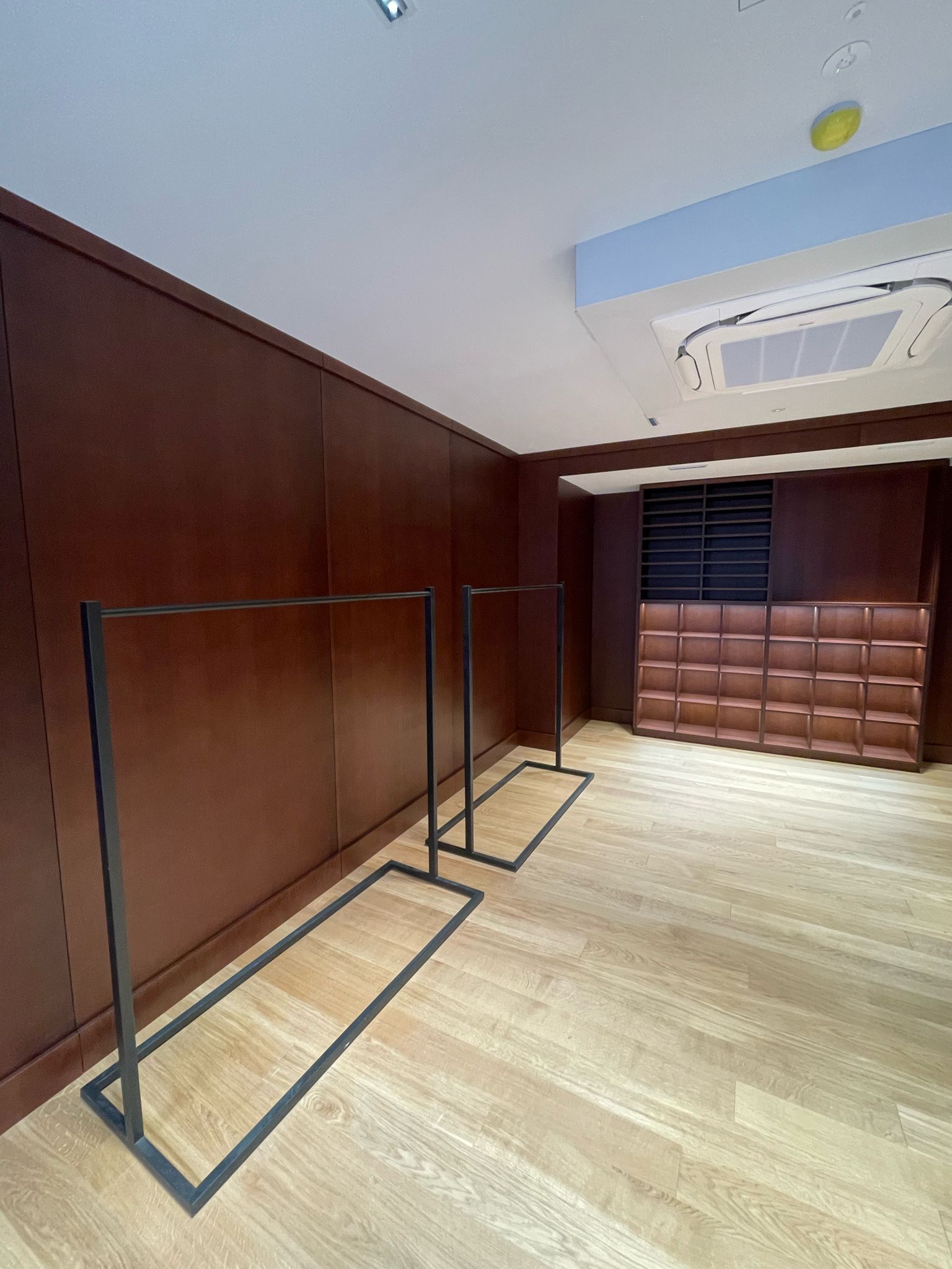 Una stanza vuota con pavimenti in legno e attaccapanni.