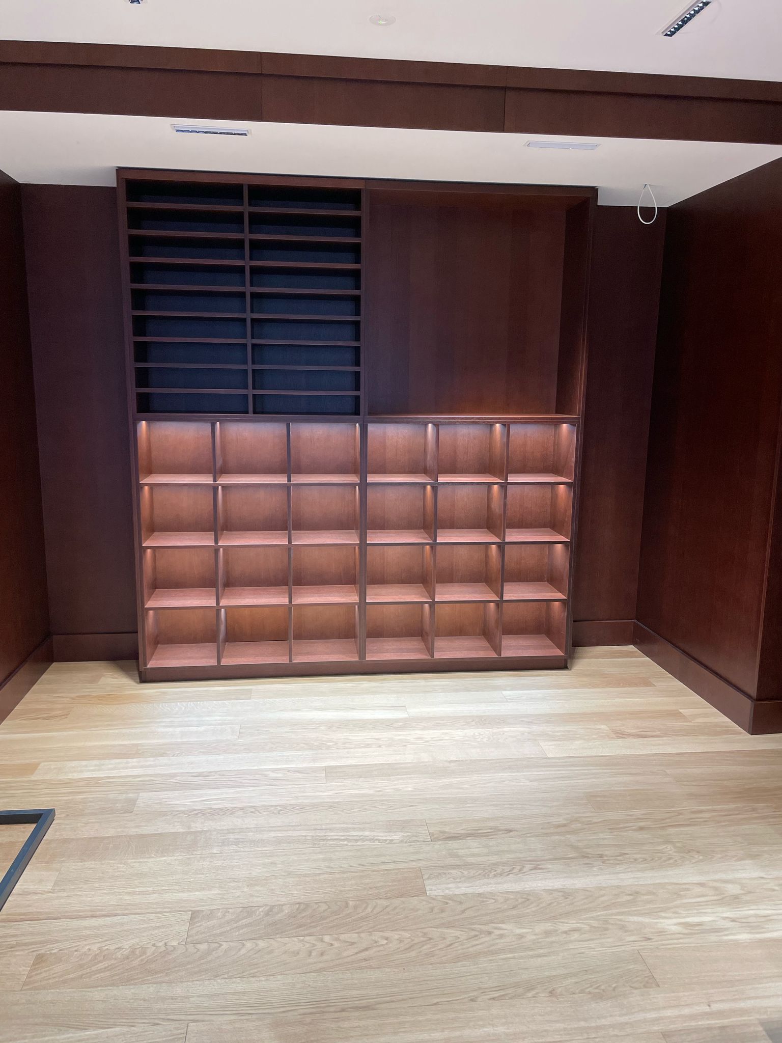 Una stanza con scaffali di legno e pavimento in legno