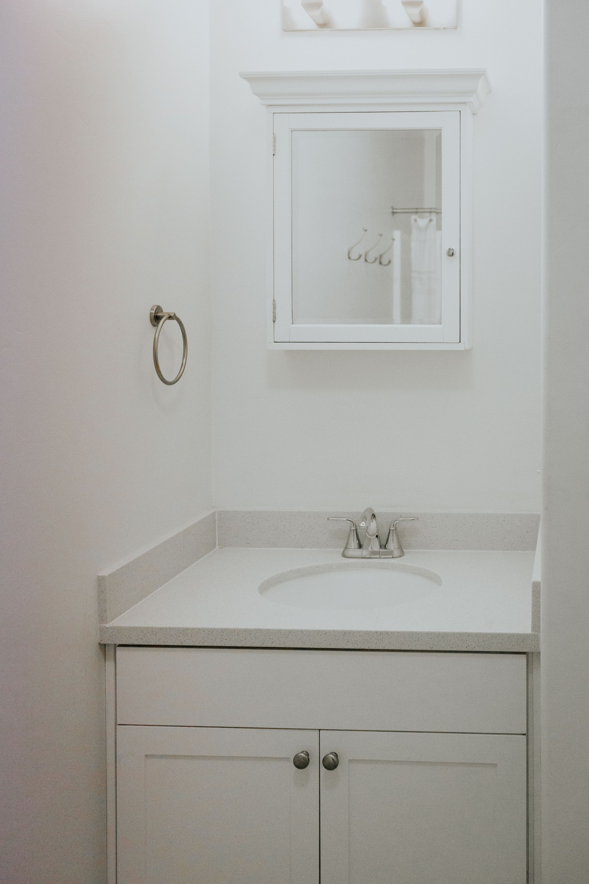 A bathroom with a sink and a mirror above it