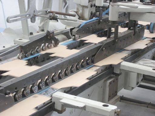 Cilindro di stampa con etichetta blu e testo bianco.