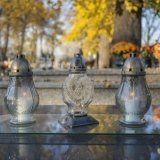 Diverse lampade di vetro per proteggere il cimitero