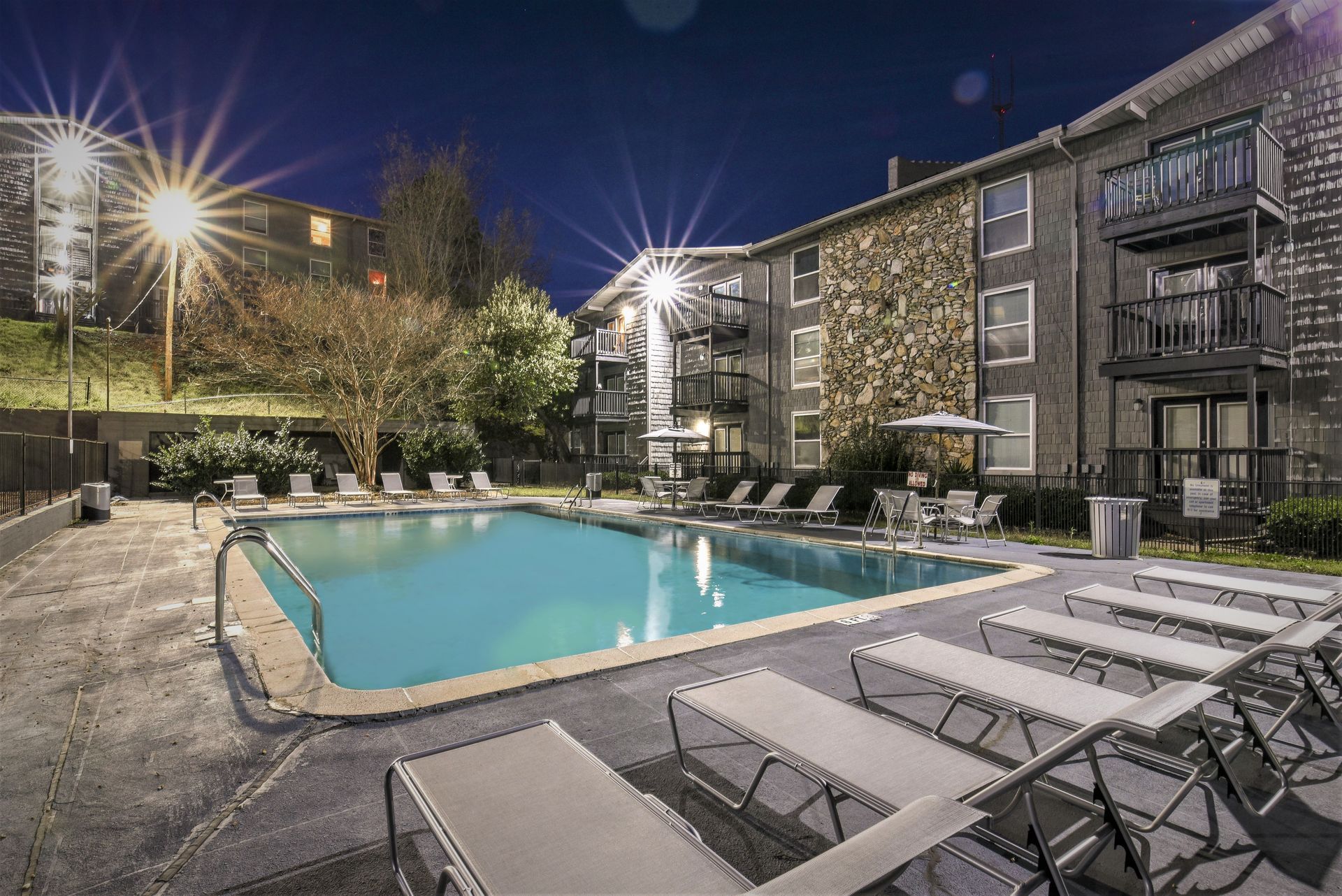 Photo of modern dining area, click here to view Amenities