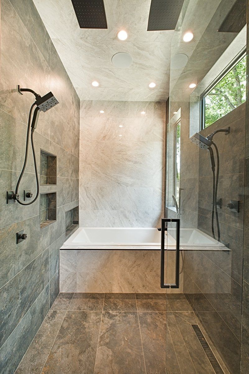 Modern Wet Room with Dual Showers and an Oversized Bathtub