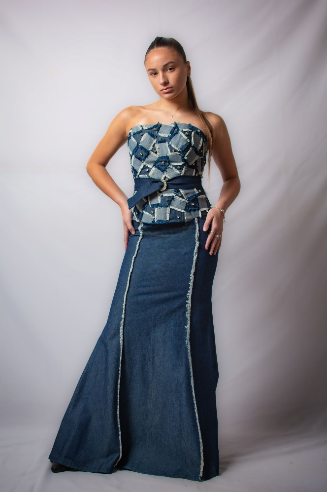 Una mujer lleva un vestido de mezclilla sin tirantes