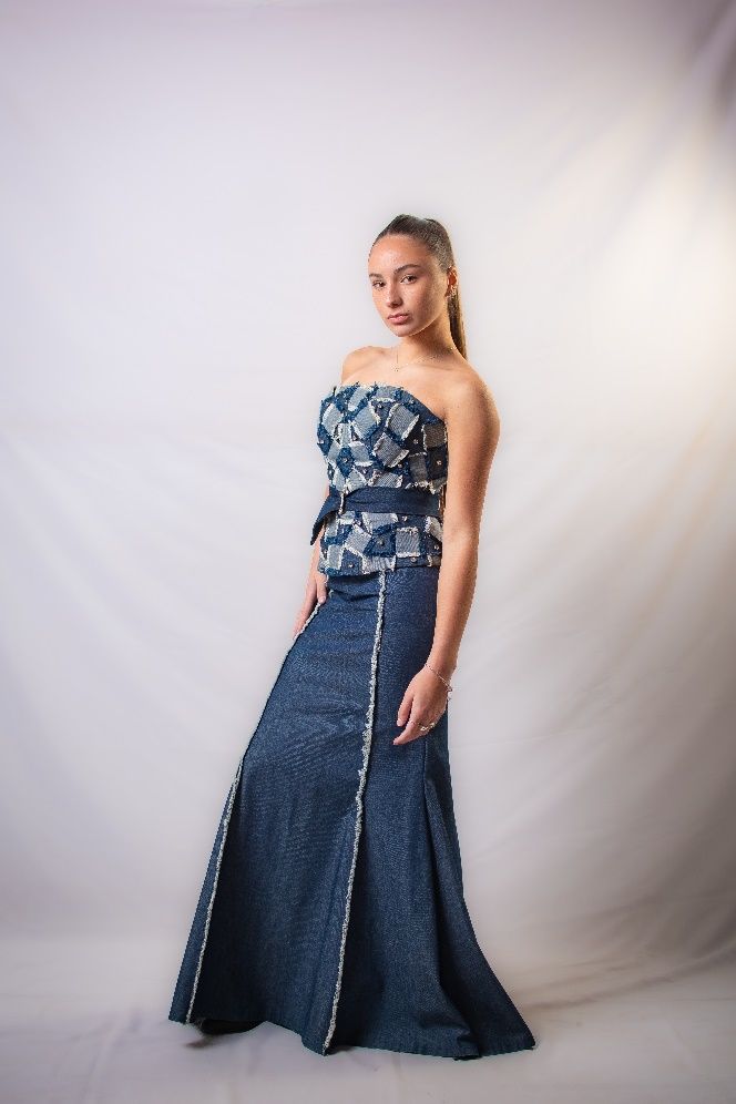 Una mujer lleva un vestido de mezclilla sin tirantes