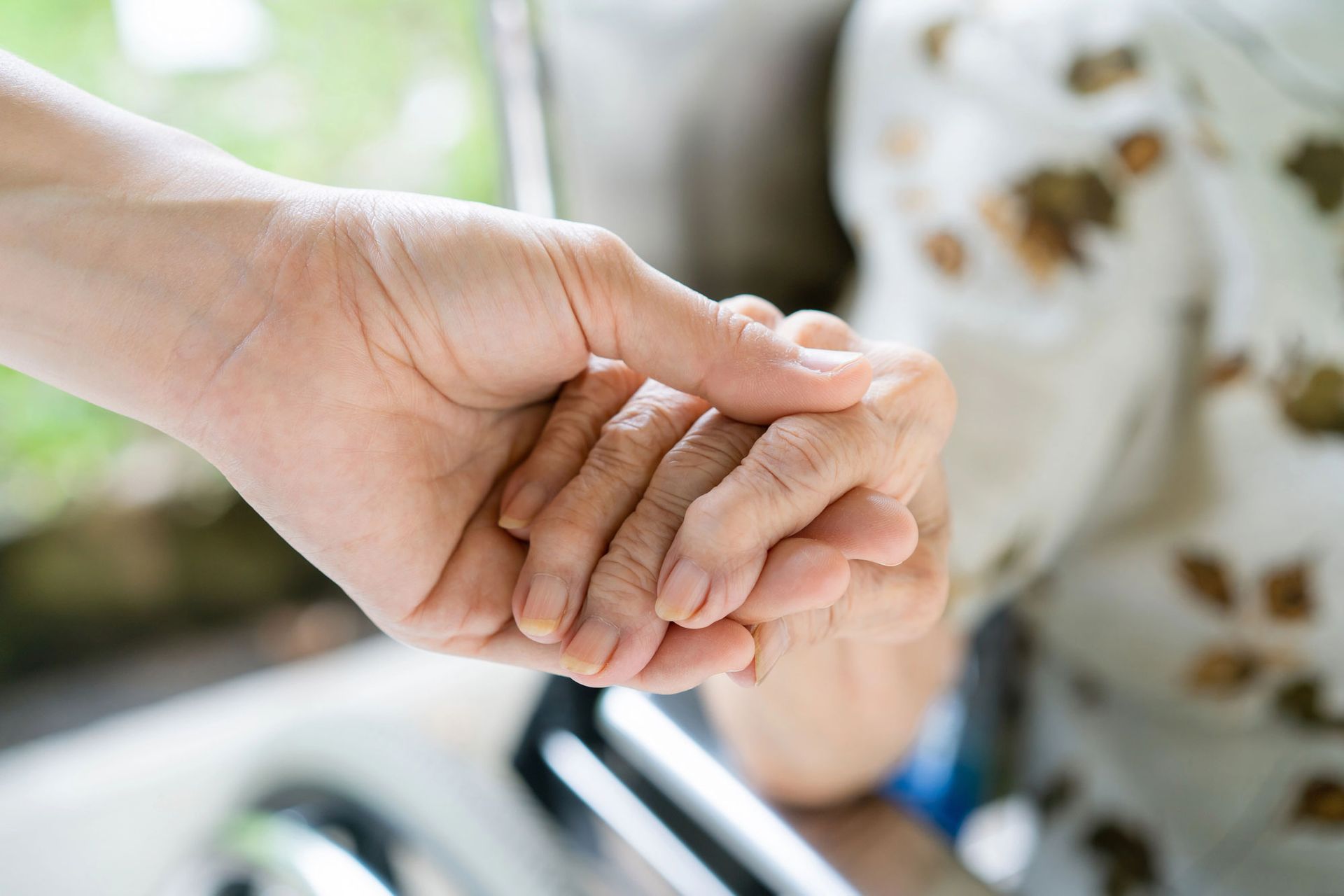 anziano con caregiver