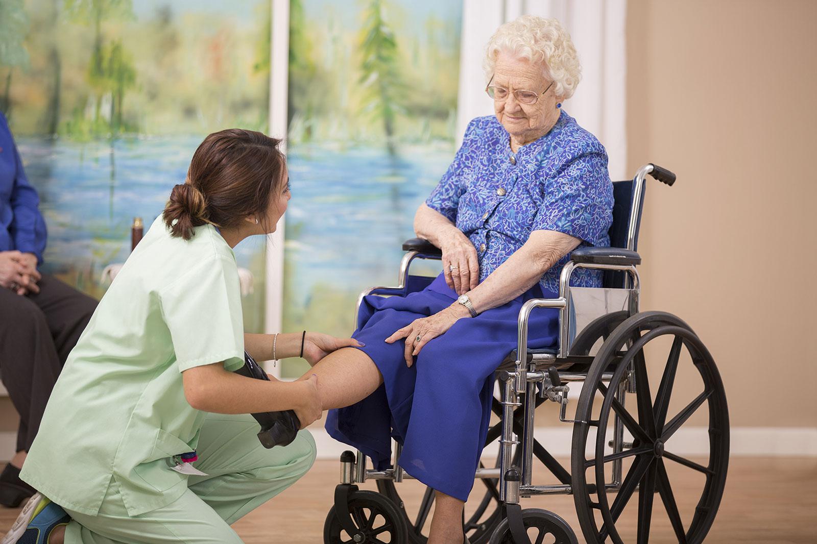 Infermiera esegue un controllo su una paziente della casa di cura per anziani a Napoli Villa Osiride