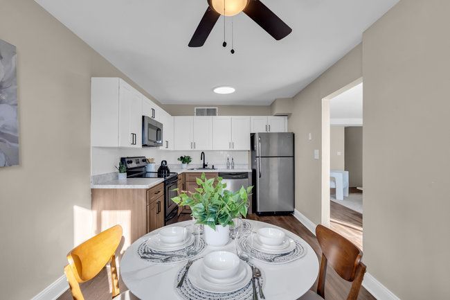 Dining area with open space at Town Bank Manor