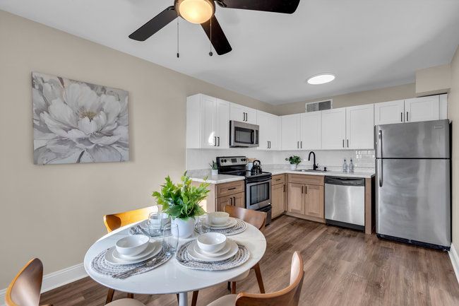 Dining area with open space at Town Bank Manor